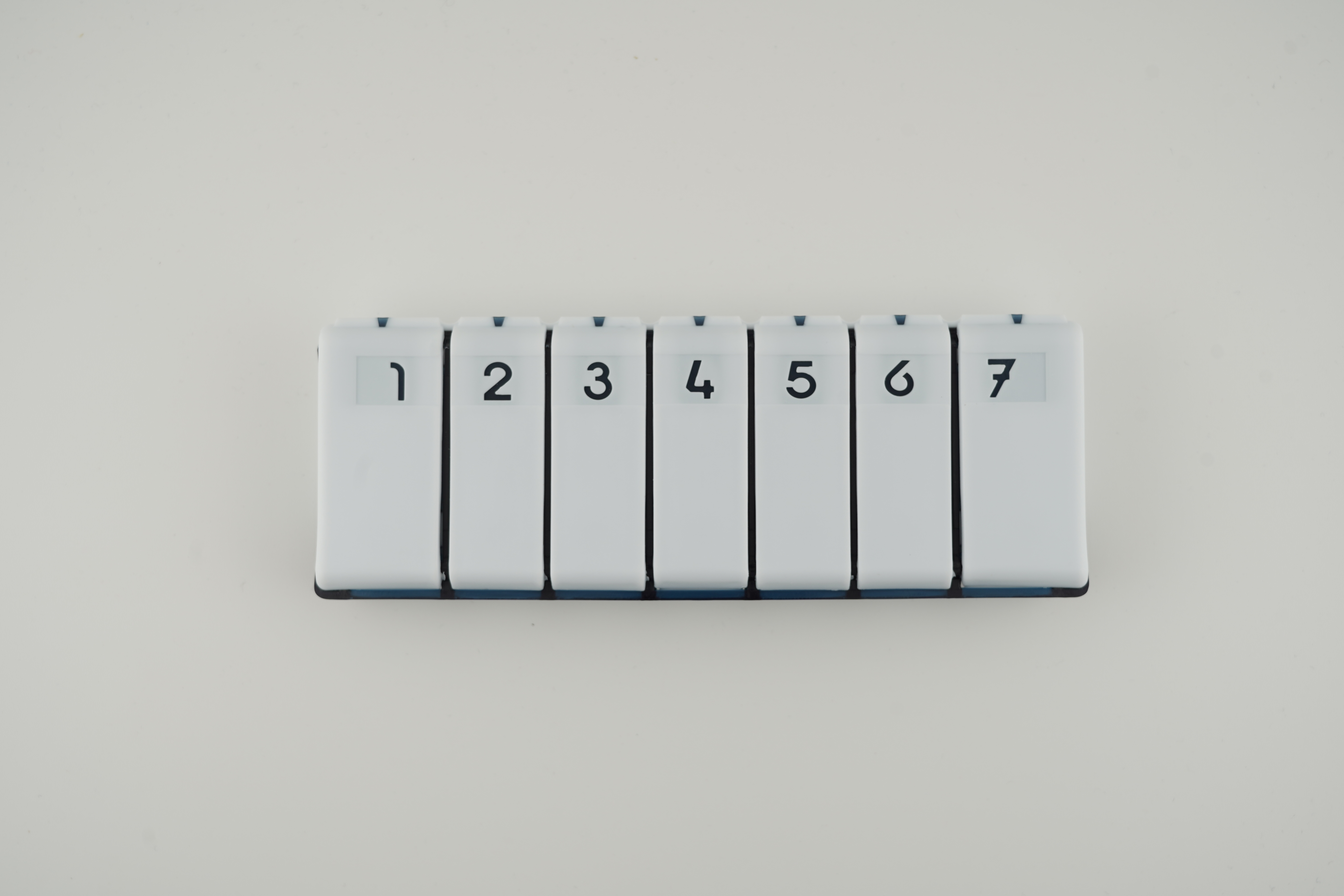 Pillenbox als Wochenspender für 7 Tage | Super leicht | Weiß - Marineblau