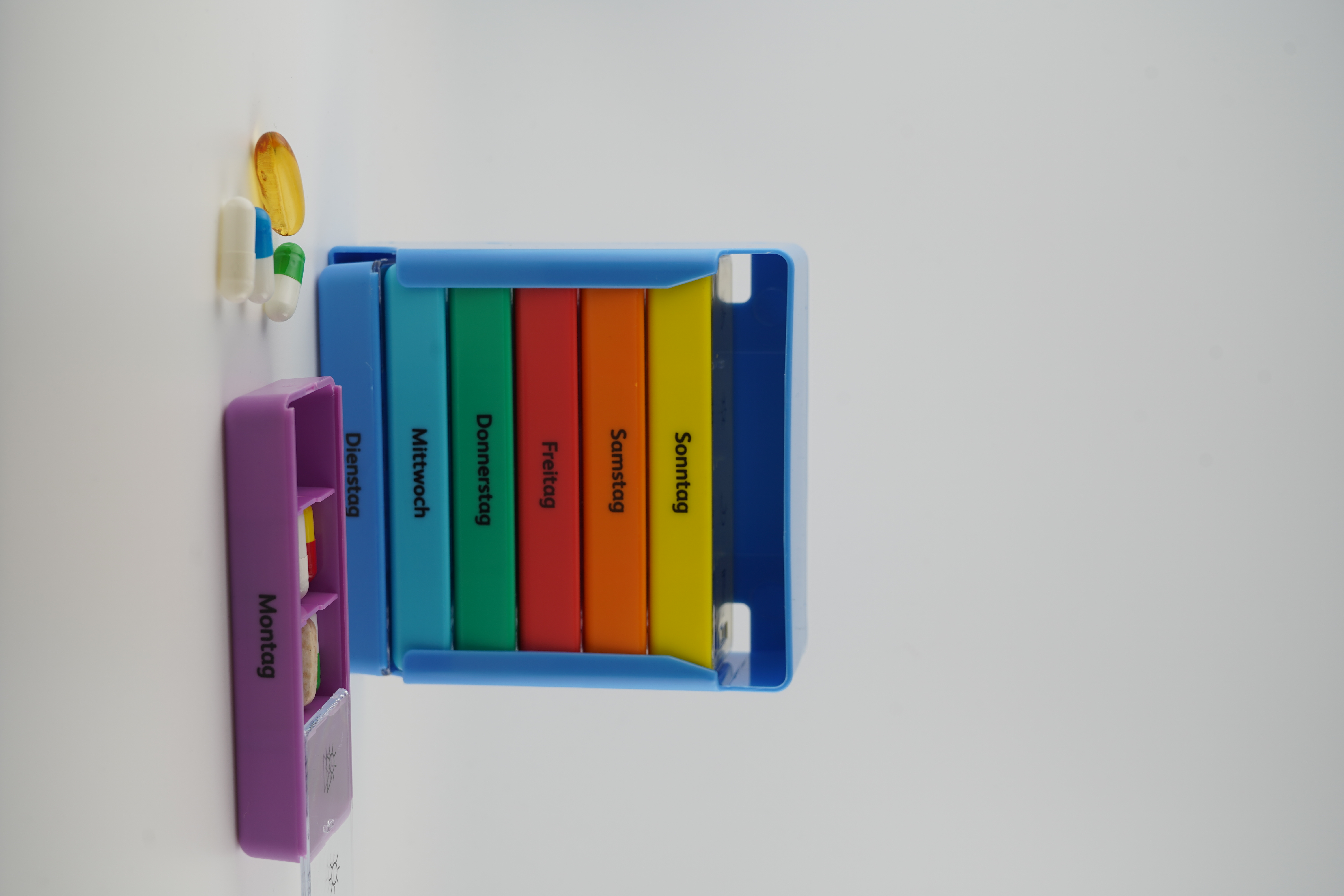 Pillenbox als Wochenspender für 7 Tage | Extragroß | Jeweils 4 Kammer | Bunt