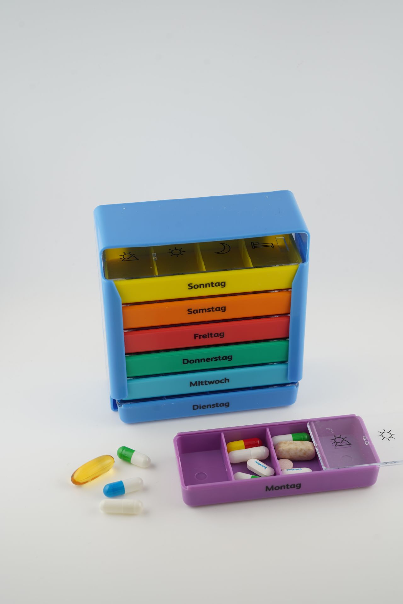 Pillenbox 7 Tage XXL – Medikamentendosierer Wochenspender mit 4 Fächern pro Tag – Bunte Tablettenbox für Vitamine & Medikamente – Extra große Pillendose, leicht zu öffnen & farblich sortiert