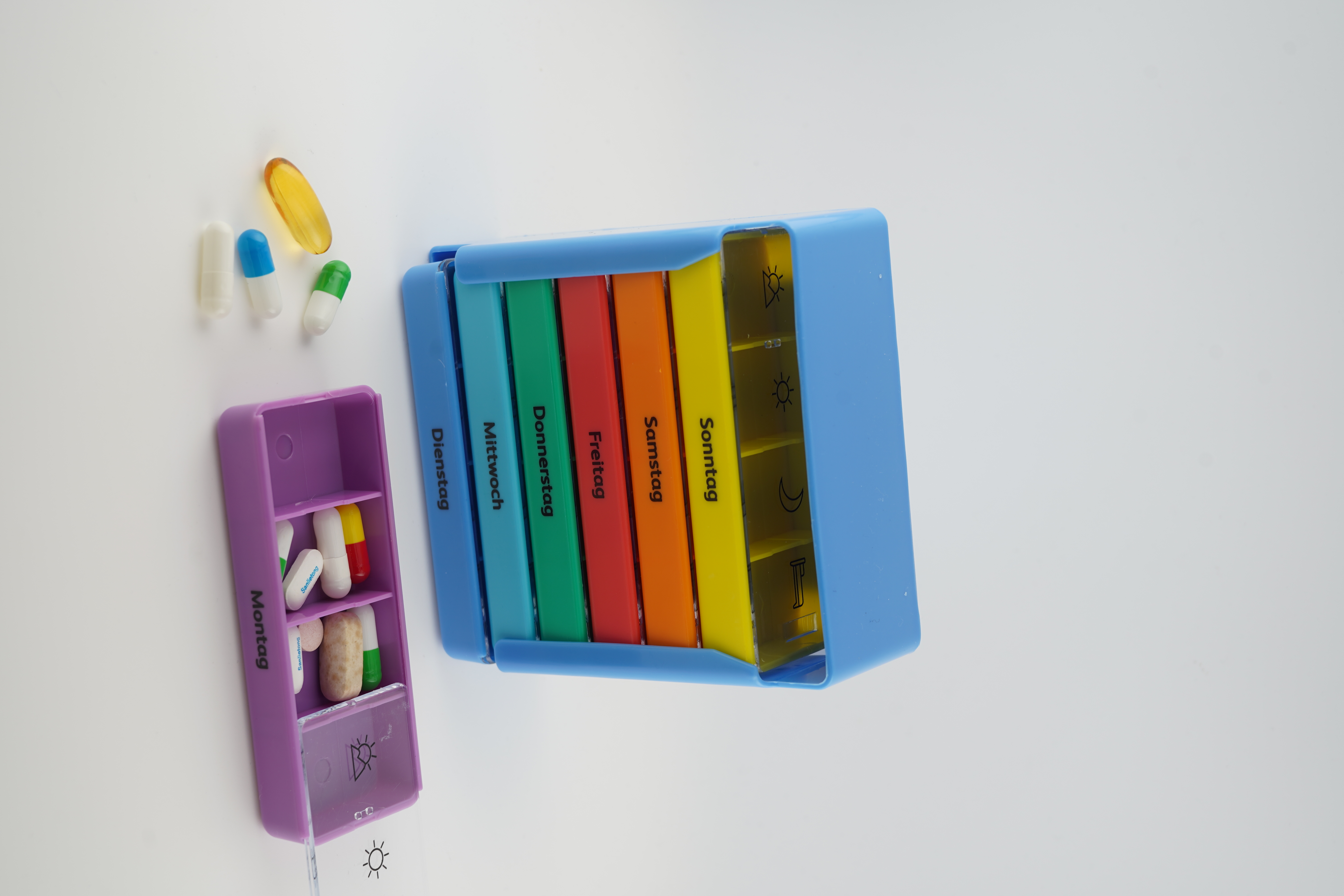 Pillenbox als Wochenspender für 7 Tage | Extragroß | Jeweils 4 Kammer | Bunt